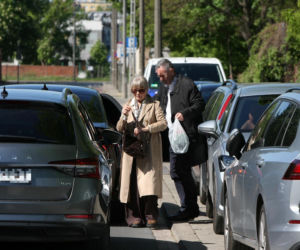 Jarosław Kaczyński na cmentarzu nie był sam. Pewna kobieta nie odstępowała go na krok