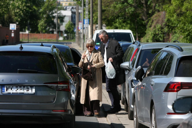 Jarosław Kaczyński na cmentarzu nie był sam. Pewna kobieta nie odstępowała go na krok