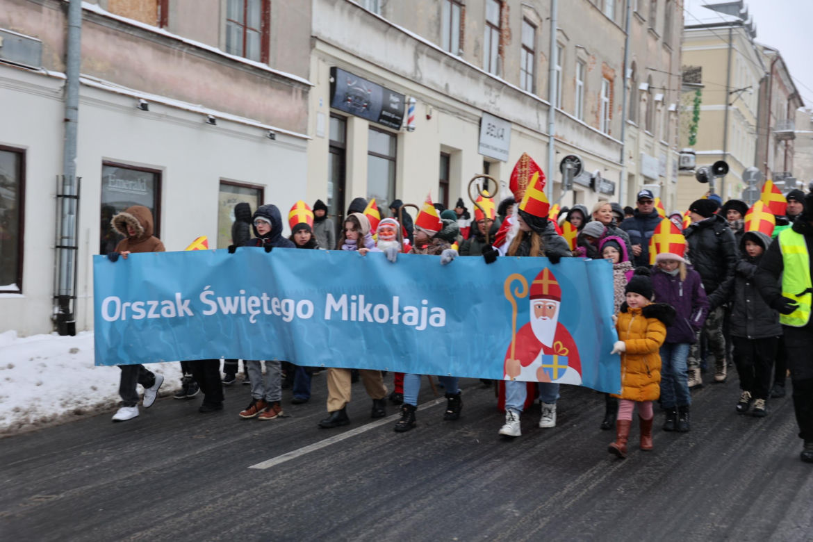 Orszak Świętego Mikołaja 2023 przeszedł przez Lublin. Było śnieżnie i radośnie! 