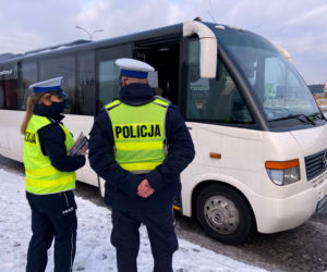 Kontrole autokarów wiozących dzieci i młodzież na zimiowy wypoczynek