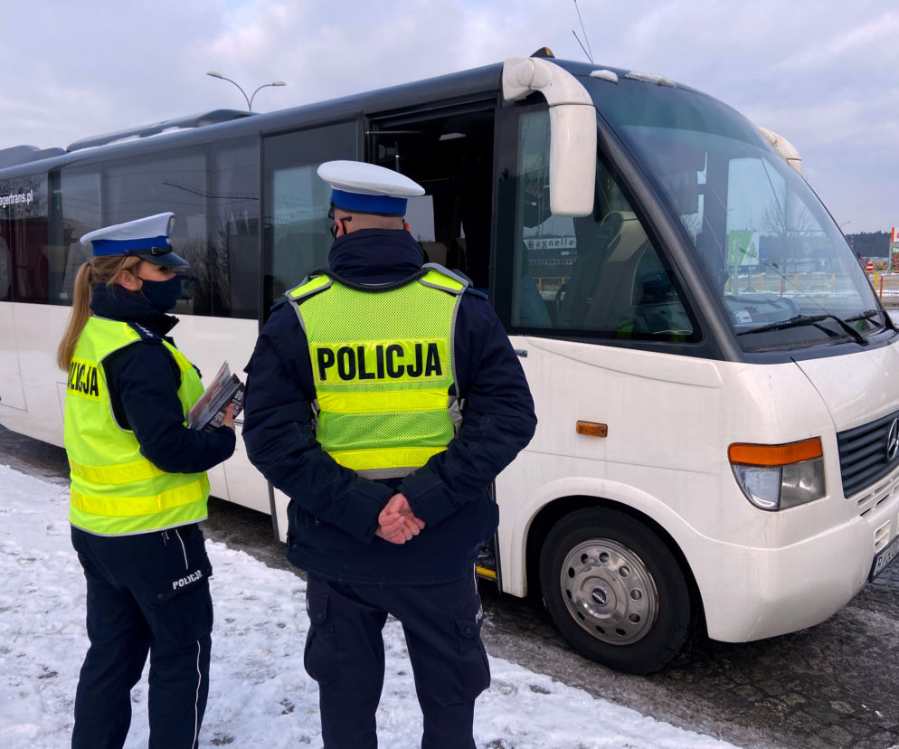Kontrole autokarów wiozących dzieci i młodzież na zimiowy wypoczynek