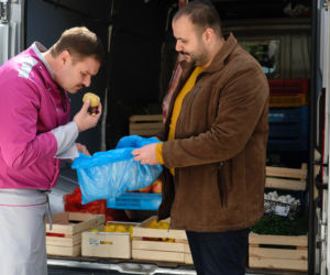 Kuchnia odcinek 6. Szef Wiktor Bojarski (Tomasz Karolak), dostawca Wasyl (Mikołaj Chroboczek)