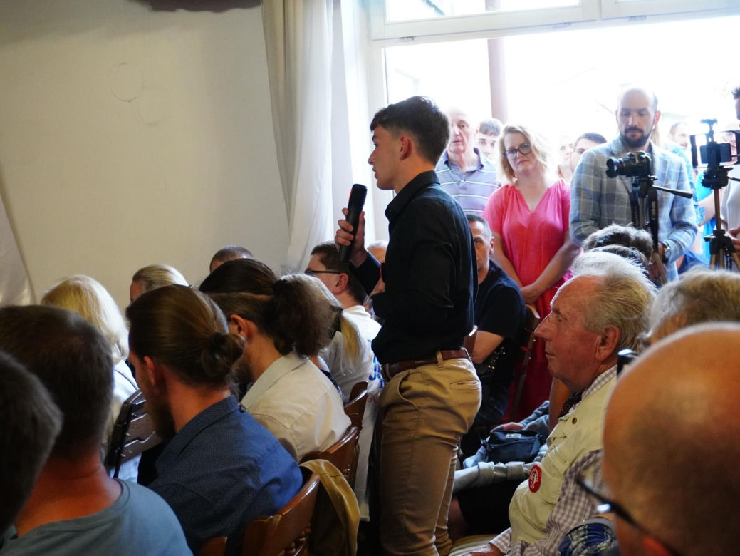 Tłumy na spotkaniu z Grzegorzem Braunem w Tarnowie. Mieszkańcy przynieśli gaśnice