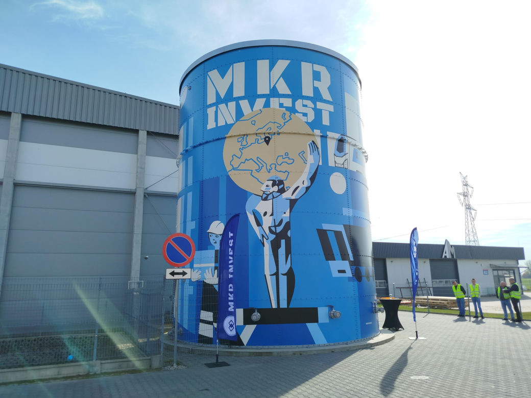 Powiat siedlecki: Nowy mural z wizerunkiem Atlasa „Jacka” powstał na zbiorniku przeciwpożarowym w Borkach Wyrkach przy trasie A2. Farba ma właściwości ekologiczne i oczyszcza powietrze