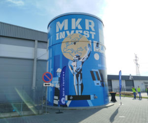 Powiat siedlecki: Nowy mural z wizerunkiem Atlasa „Jacka” powstał na zbiorniku przeciwpożarowym w Borkach Wyrkach przy trasie A2. Farba ma właściwości ekologiczne i oczyszcza powietrze