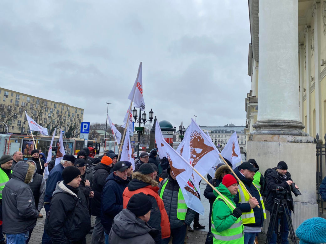 Warszawa: pracownicy MPO protestowali przed ratuszem