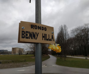 Rondo Benny Hilla? Tajemnicza tabliczka zawisła w weekend na Polu Mokotowskim