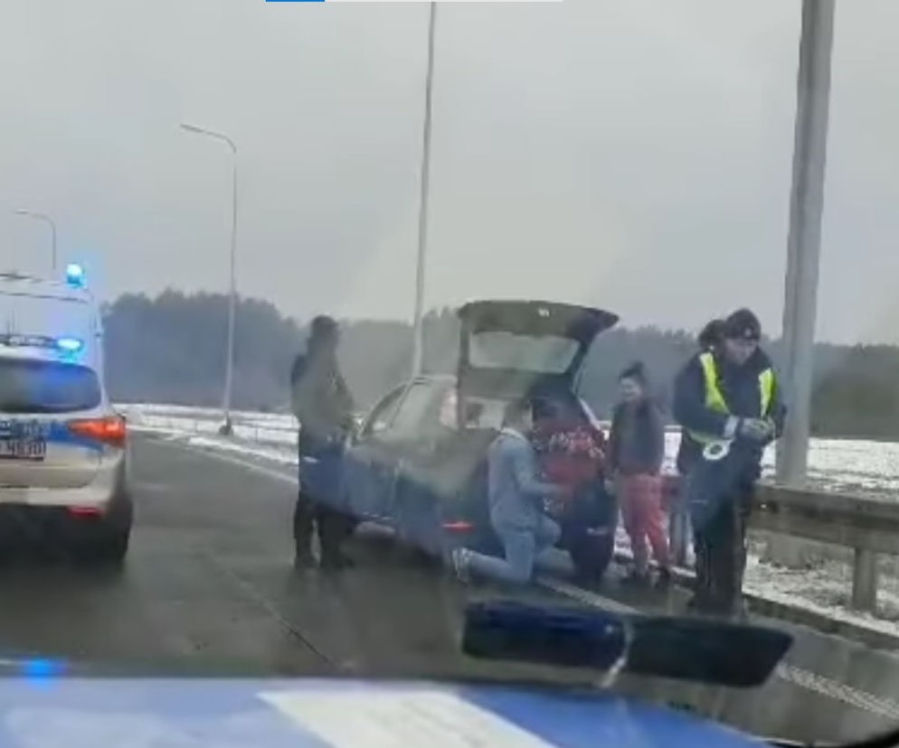 Oświadczył się jej... w czasie kontroli drogowej! Policjanci z Wyszkowa w szoku [WIDEO]