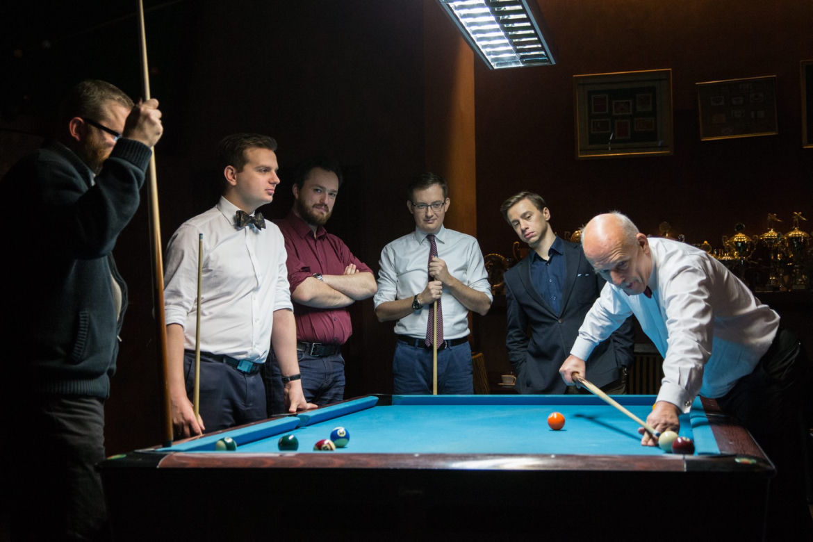 Korwin Mikke gra w bilard