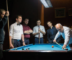 Korwin Mikke gra w bilard
