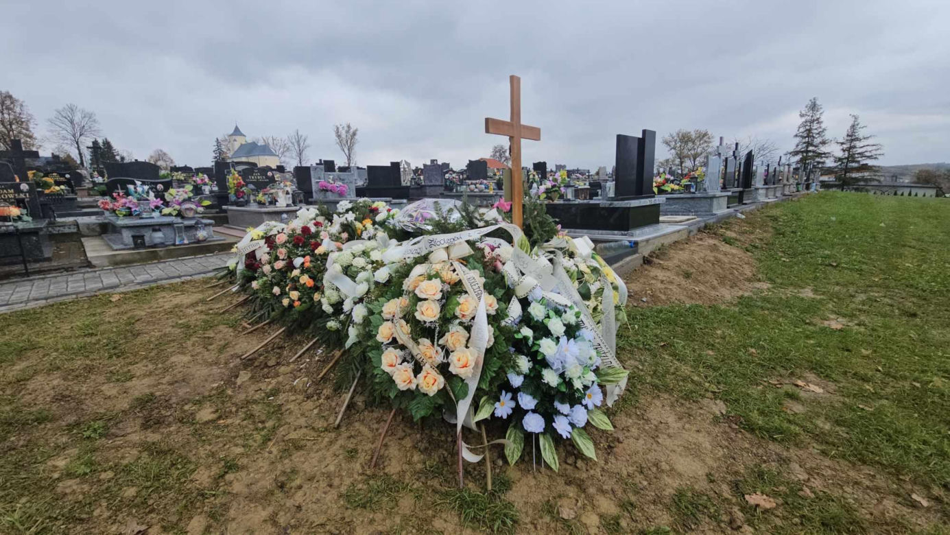 Policjant zginął od strzału w głowę. grób Roberta [GALERIA]