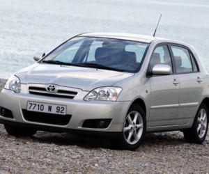 Toyota Corolla 9 generacja liftting 2004