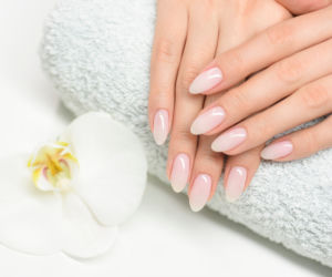 Modne paznokcie na ten sezon! Postaw na ten manicure - kolory i kształty
