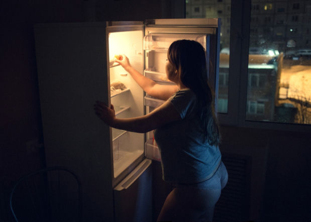 Brak snu niszczy metabolizm. Poznaj prosty sposób na wyciszenie hormonów głodu