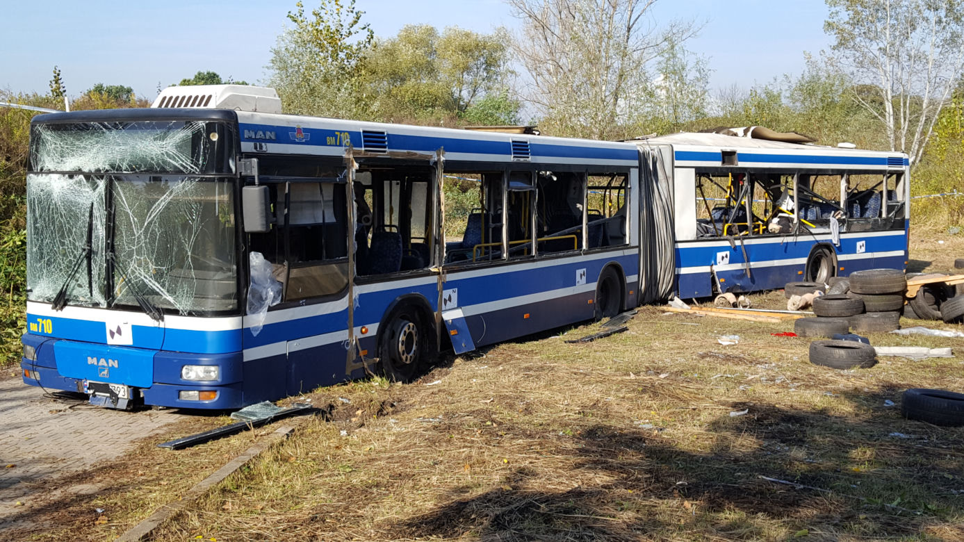Tak wygląda autobus po wybuchu bomby, którą chciał stworzyć Paweł R.