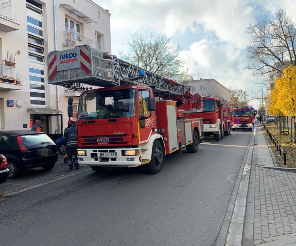 Wielki ogień w bloku na Kobielskiej na Pradze