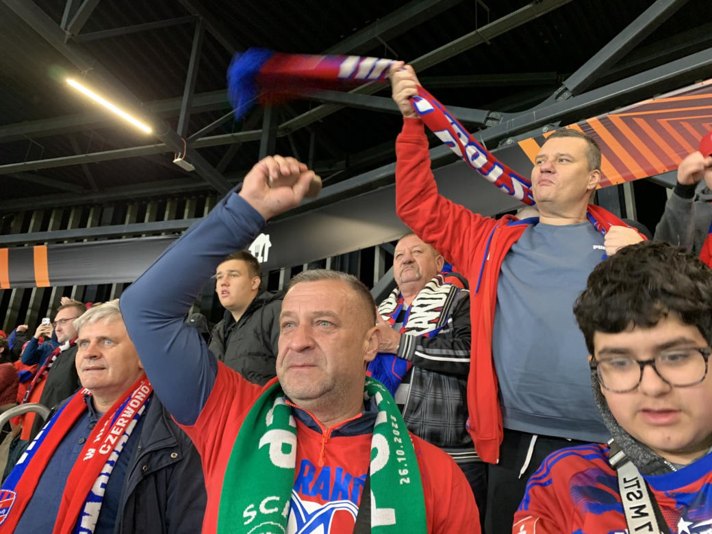 Mecz Raków Częstochowa - Sporting Lizbona. Stadion w Sosnowcu szczelnie wypełnił się kibicami 
