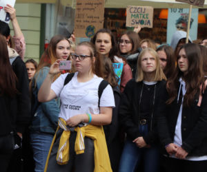 Młodzieżowy Strajk Klimatyczny w Toruniu. Protestowali przeciwko rządowi i korporacjom