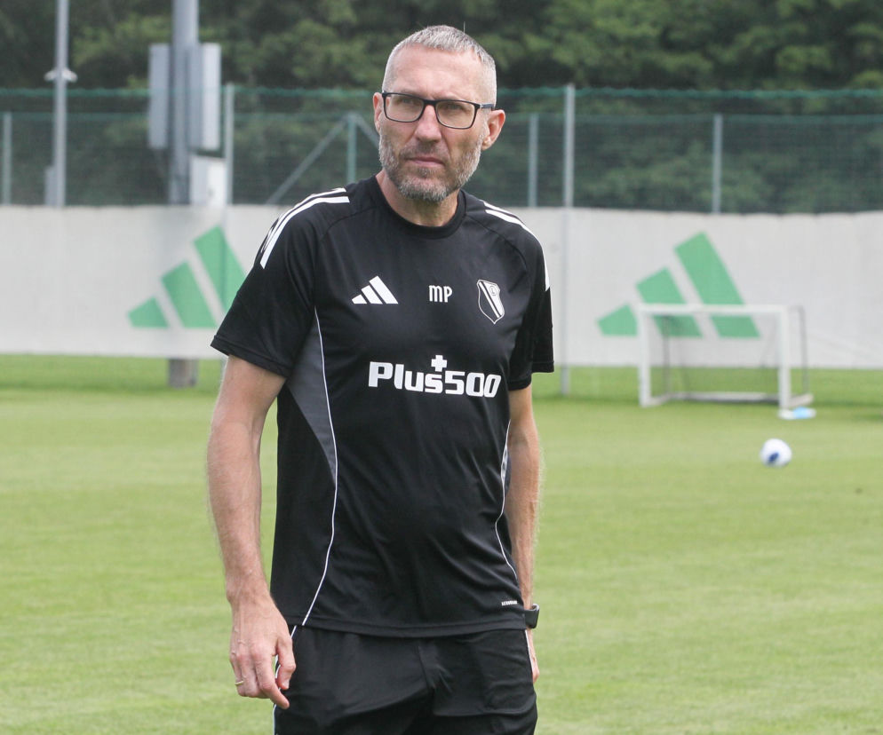 Trener Marek Papszun w czarnym stroju treningowym Legii. O zwycięstwie z Radomiakiem przeczytasz na SE Supersport.