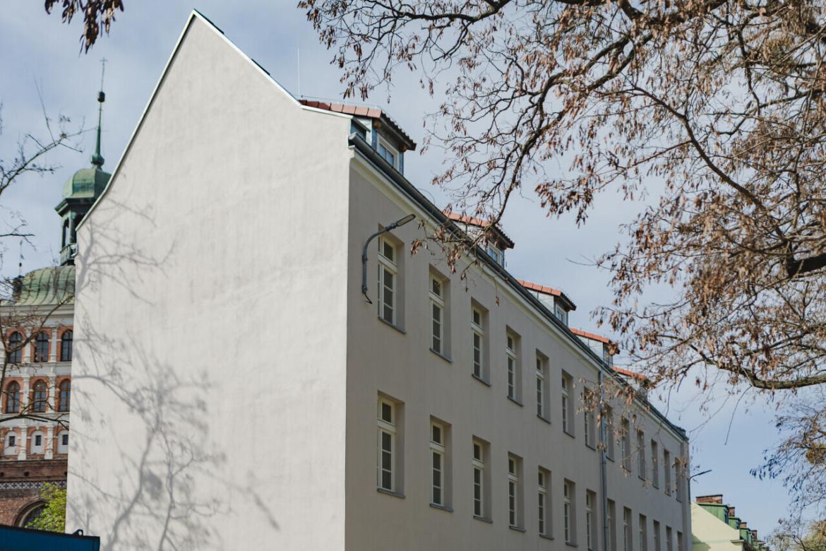 Kamienica z muralem przedstawiającym Pawła Adamowicza 