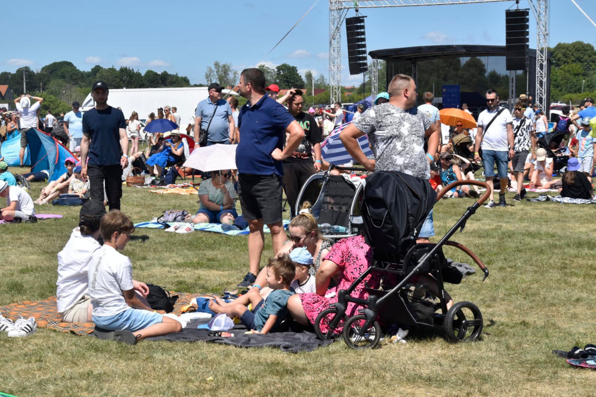 Rodzinny Piknik Lotniczy w Gryźlinach 2023. Lotnicy-akrobaci zachwycili publiczność