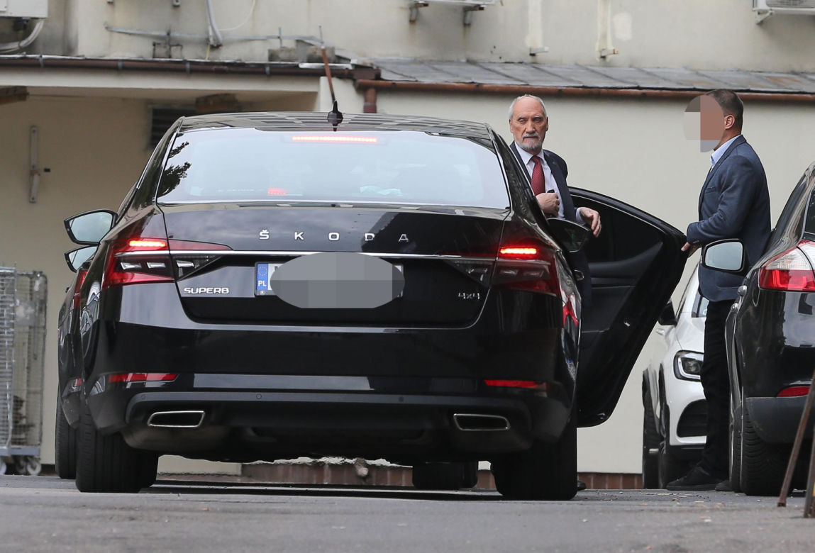 Jarosław Kaczyński sam niesie ogromną torbą z dyskontu! Co w niej ma?! Jego limuzyna pognała na Nowogrodzką 
