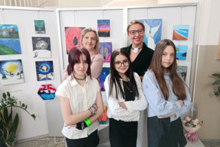 Z szuflady na wystawę. Zobacz prace uczennic dwójki