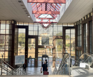 On zastąpi szkło refleksyjne i kryształ nad wejściem. Koparki już równają dworzec