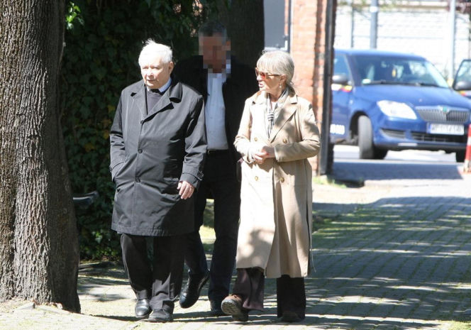 Jarosław Kaczyński na cmentarzu nie był sam. Pewna kobieta nie odstępowała go na krok