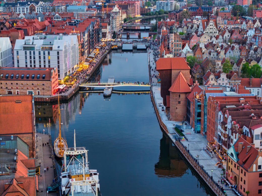 Gdańsk (woj. pomorskie) – zabytkowe Stare Miasto, Długi Targ, Motława, plaże w Brzeźnie i Jelitkowie oraz bliskość Sopotu i Gdyni.