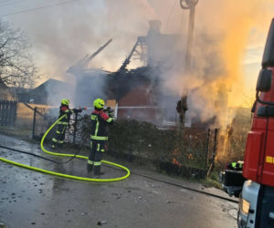 Pożar tuż przed świętami. Żywioł strawił cały dom w Wielkiej Wsi. Pilna zbiórka dla poszkodowanej rodziny!