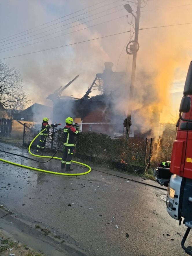 Pożar tuż przed świętami. Żywioł strawił cały dom w Wielkiej Wsi. Pilna zbiórka dla poszkodowanej rodziny!