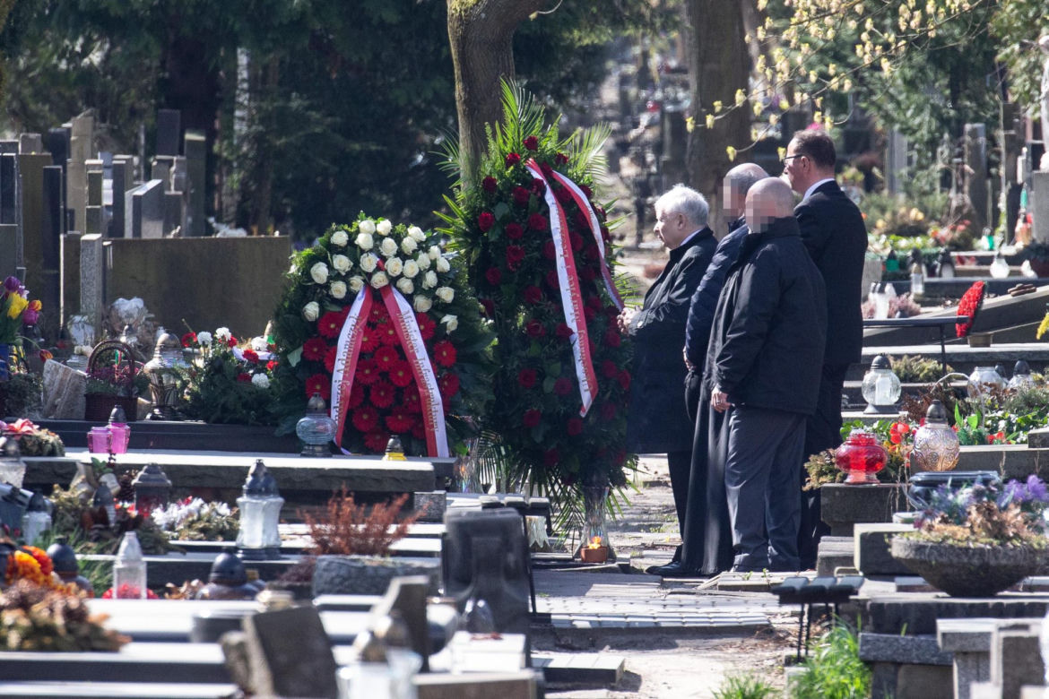 Kaczyński na grobie ukochanej mamy