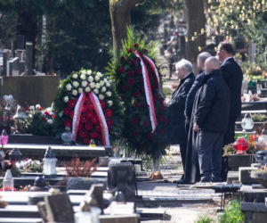 Kaczyński na grobie ukochanej mamy