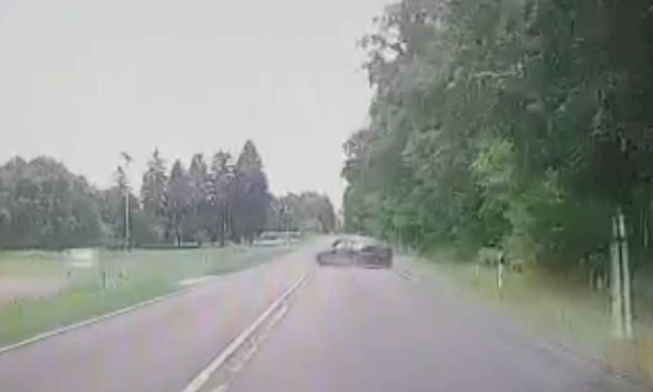 Niesłychany wypadek na trasie Mława-Ciechanów! Zachowanie pijanego kierowcy audi uchwyciła kamera [ZDJĘCIA].