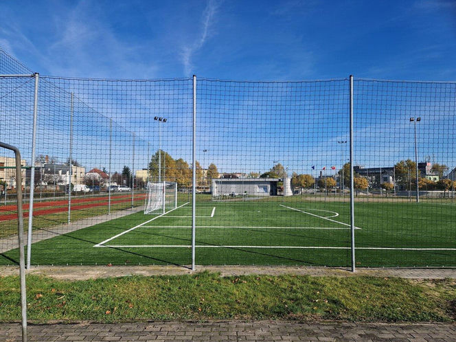 ​Boisko koło szkoły na Zatorzu w Lesznie jak nowe. Co się zmieniło?