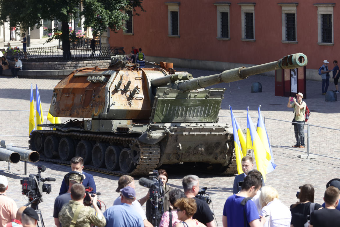 Rosyjskie czołgi w Warszawie! Pancerne bestie straszą na Placu Zamkowym