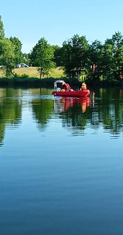 21-latek nie żyje. Śmiertelny wypadek kajaka na Jeziorze Górskim pod Płockiem [ZDJĘCIA]