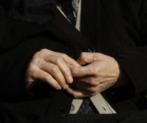 Ten jeden szczegół zdradza, dlaczego drżą ci ręce. To nie musi być Parkinson