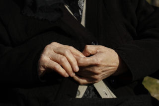 Ten jeden szczegół zdradza, dlaczego drżą ci ręce. To nie musi być Parkinson