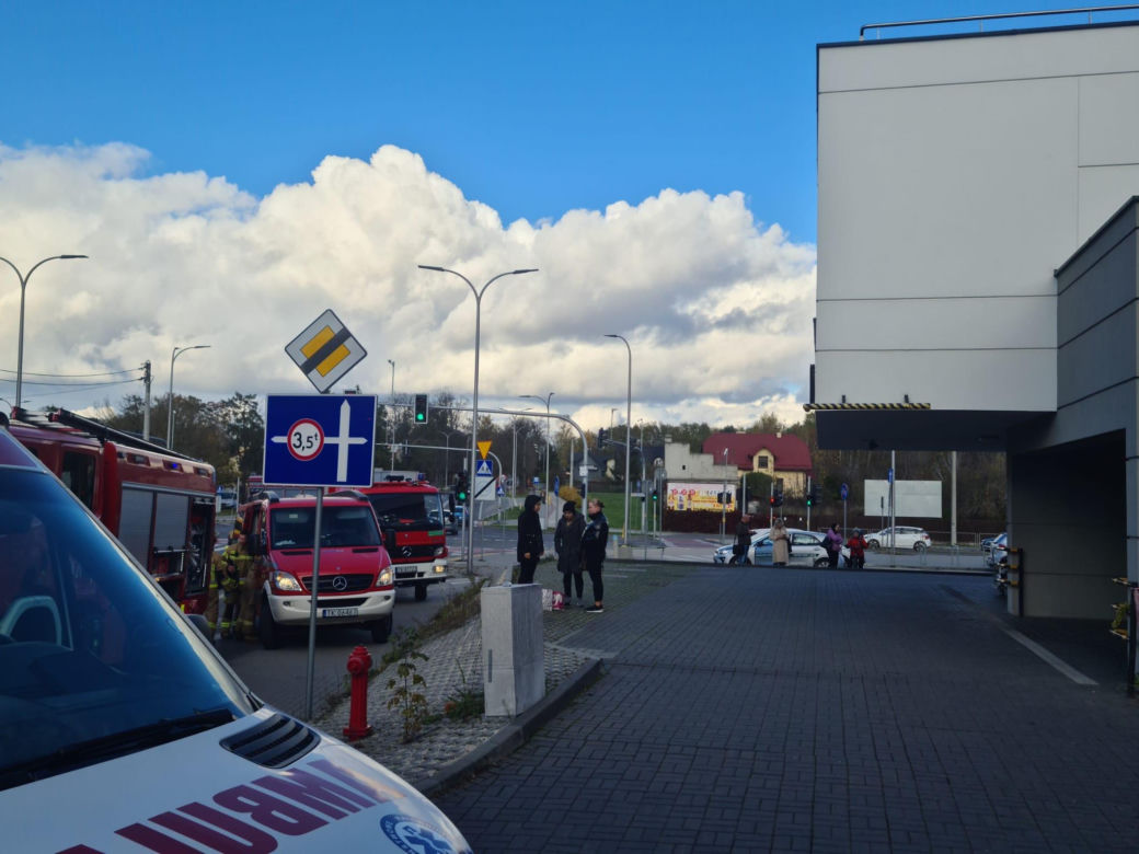 Akcja straży pożarnej obok salonu masażu w Kielcach