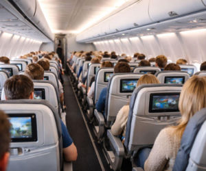 Dlaczego światła w samolocie są przygaszane przed lądowaniem? Mało kto zna powód