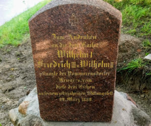 Zabytkowy pomnik na Pomorzanach wrócił na cokół po kilkudziesięciu latach