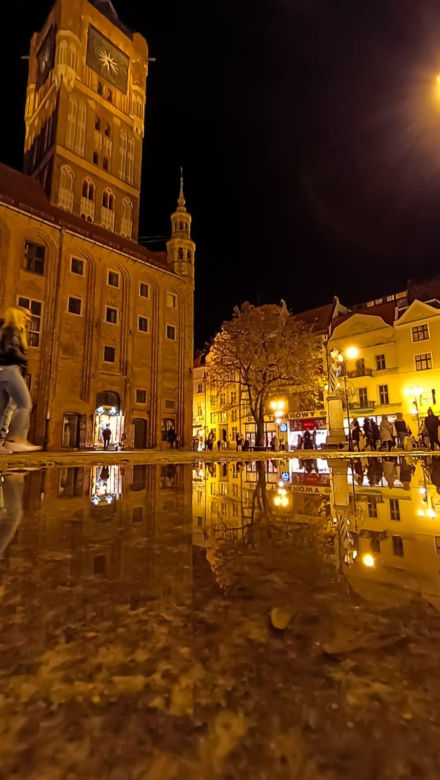 Toruński Jarmark Bożonarodzeniowy wieczorową porą