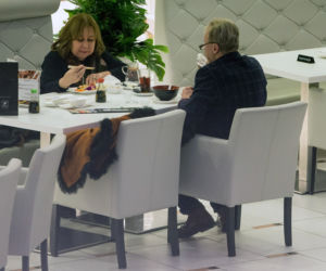 Daniel Olbrychski z żoną na Sushi, ona je on pije
