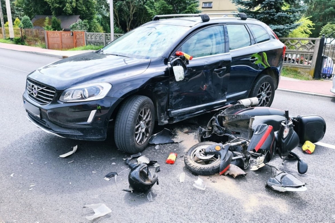Śmiertelny wypadek na ul. Opoczyńskiej w Tomaszowie Mazowieckim. Nie żyje 54-latek na skuterze