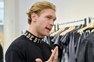 Stworzył w Love Island długoletni związek, teraz wyjechał z Polski. Ile zarabia jako influencer?