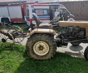 Stara Wieś. Wysiadł z ciągnika i chciał coś sprawdzić. Traktor go PRZEJECHAŁ [ZDJĘCIA]