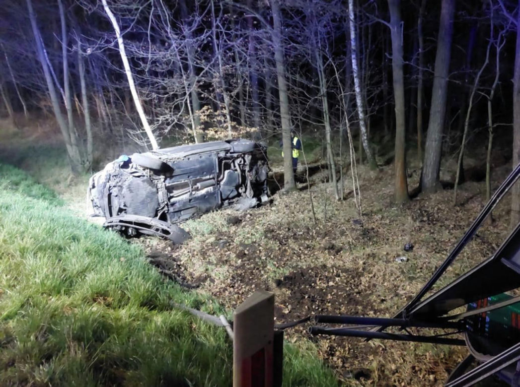 Wypadek na DK1 w Kobiórze. Samochód staranował tablicę informacyjną