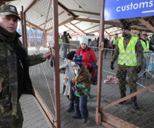 Ukraińscy uchodźcy oczekujący na pomoc na dworcu w Przemyślu